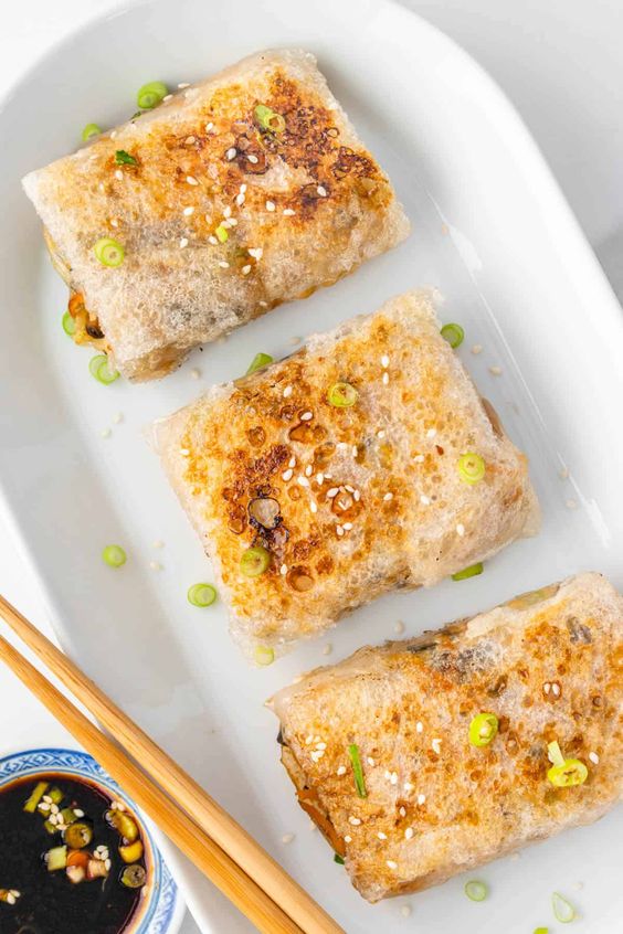 Rice Paper Crispy Dumpling using Gusto’s Dark Soy Sauce and Red Chilli Sauce